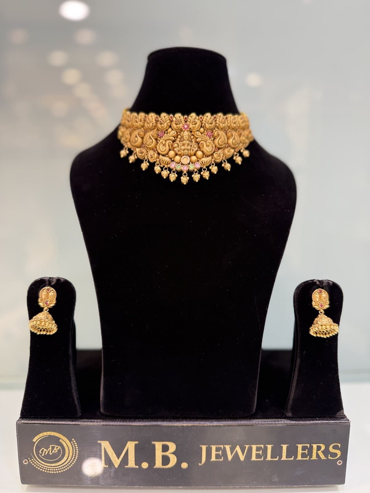 Reading gold finish like a jeweller